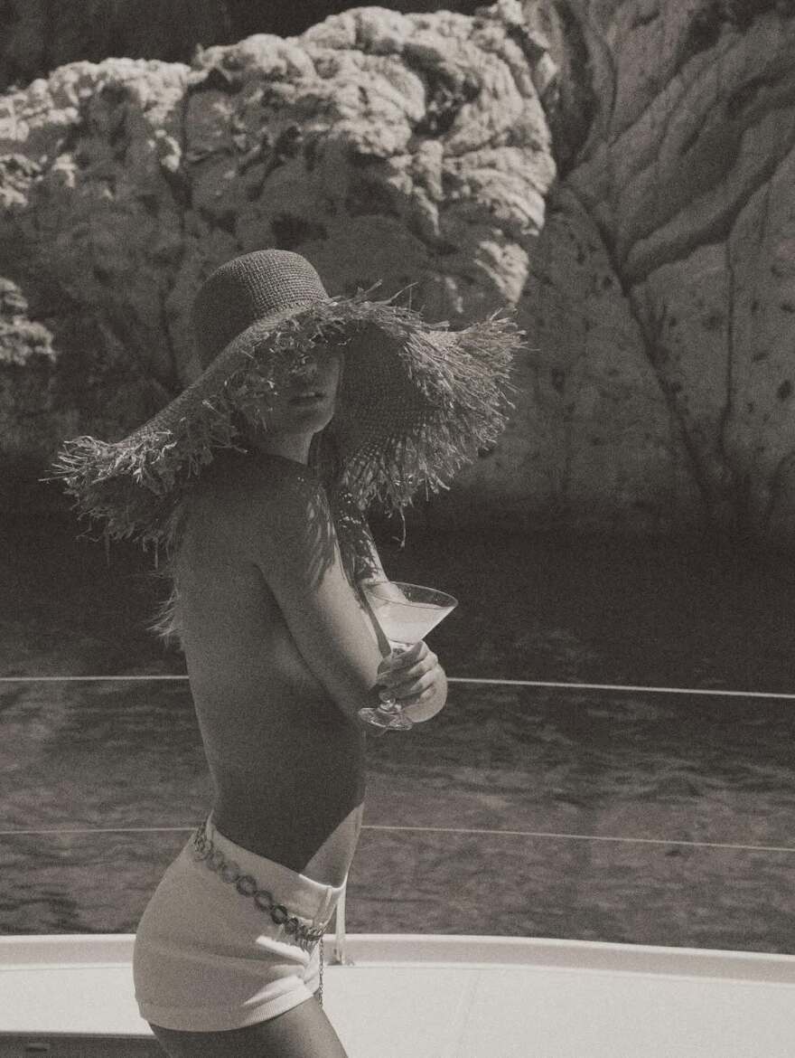 Η Κλέλια Ανδριολάτου ποζάρει τόπλες πάνω σε σκάφος - Δείτε φωτογραφίες
