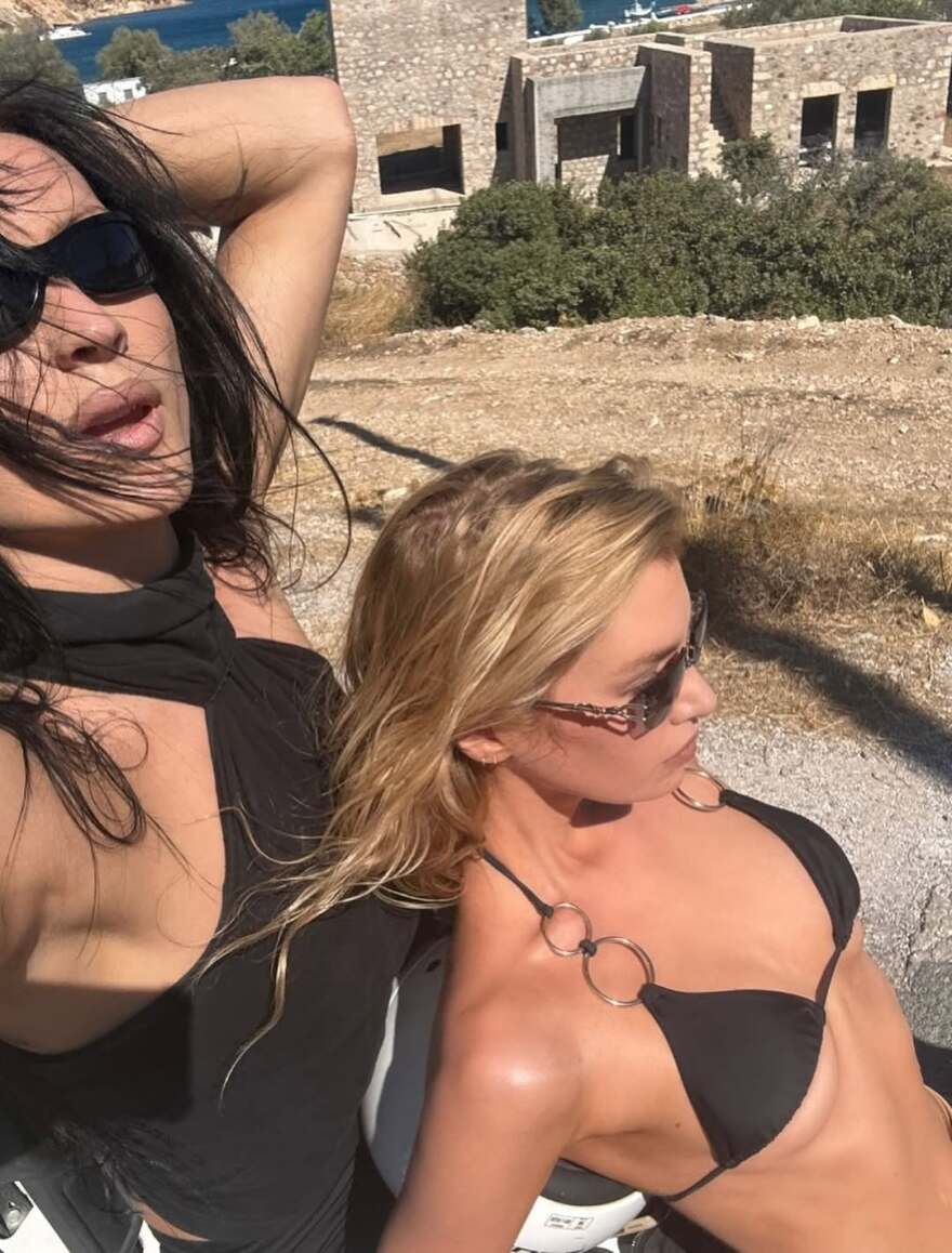 Η Στέλλα Μάξγουελ κάνει διακοπές στην Ελλάδα και ποζάρει σε γουρούνα - Δείτε φωτογραφίες
