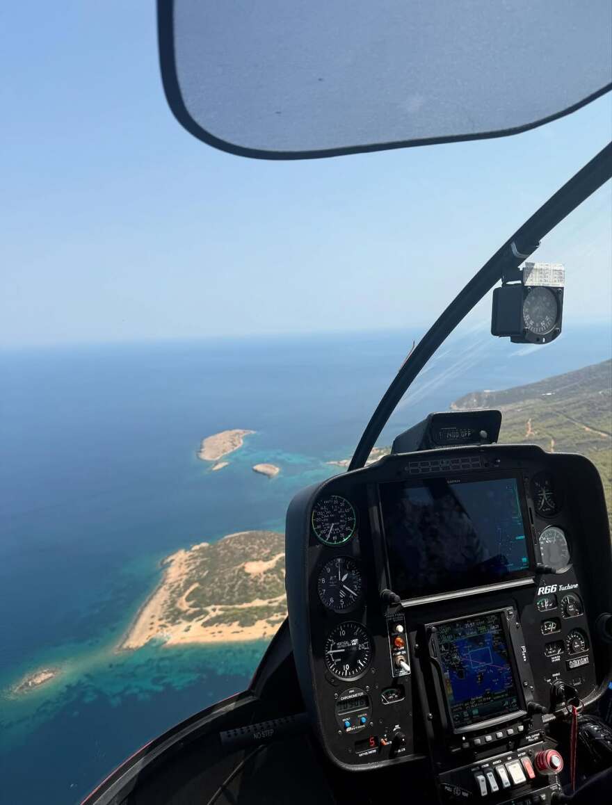 Η Στέλλα Μάξγουελ κάνει διακοπές στην Ελλάδα και ποζάρει σε γουρούνα - Δείτε φωτογραφίες
