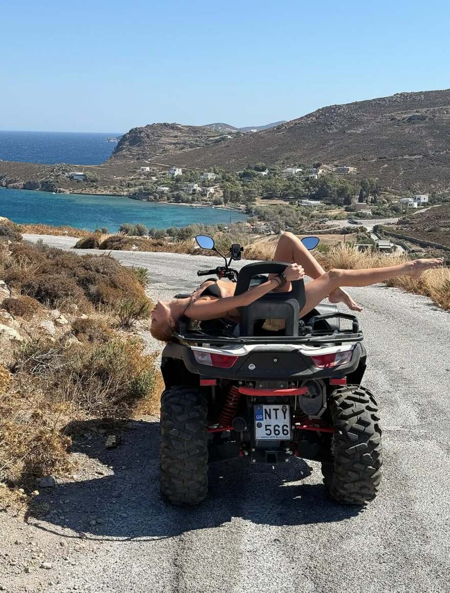 Η Στέλλα Μάξγουελ κάνει διακοπές στην Ελλάδα και ποζάρει σε γουρούνα - Δείτε φωτογραφίες
