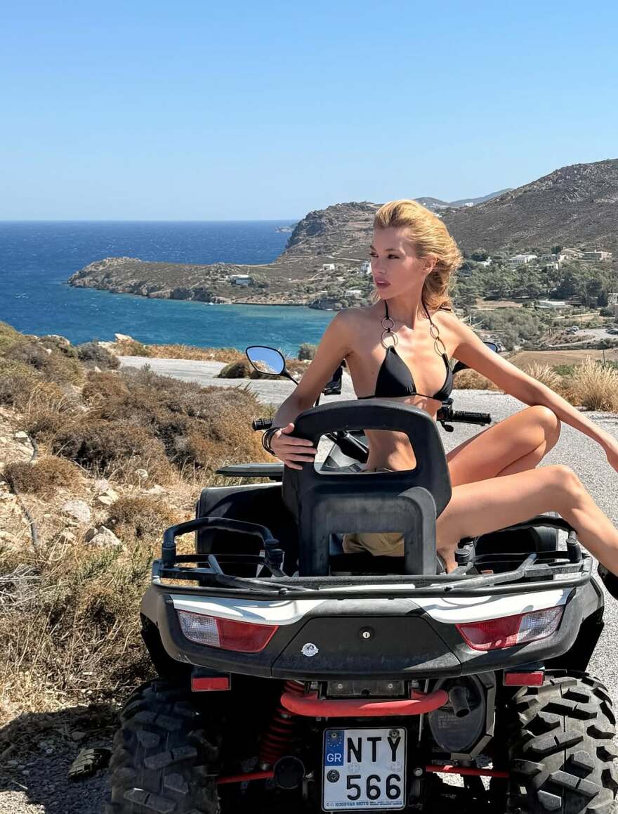 Η Στέλλα Μάξγουελ κάνει διακοπές στην Ελλάδα και ποζάρει σε γουρούνα - Δείτε φωτογραφίες
