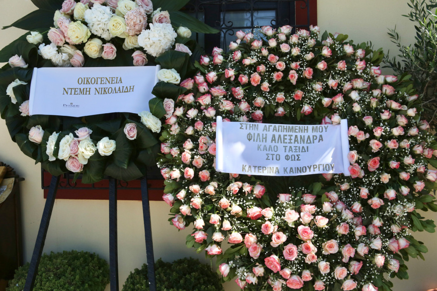 Οι άνθρωποί της αποχαιρετούν την Αλεξάνδρα Νικολαΐδου - Κηδεύεται αυτή την ώρα στο κοιμητήριο Χολαργού
