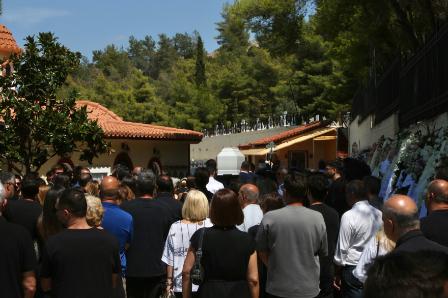 Οι άνθρωποί της αποχαιρετούν την Αλεξάνδρα Νικολαΐδου - Κηδεύεται αυτή την ώρα στο κοιμητήριο Χολαργού 