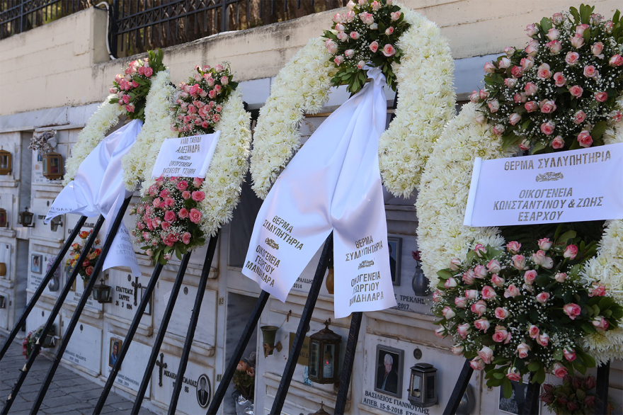 Οι άνθρωποί της αποχαιρετούν την Αλεξάνδρα Νικολαΐδου - Κηδεύεται αυτή την ώρα στο κοιμητήριο Χολαργού
