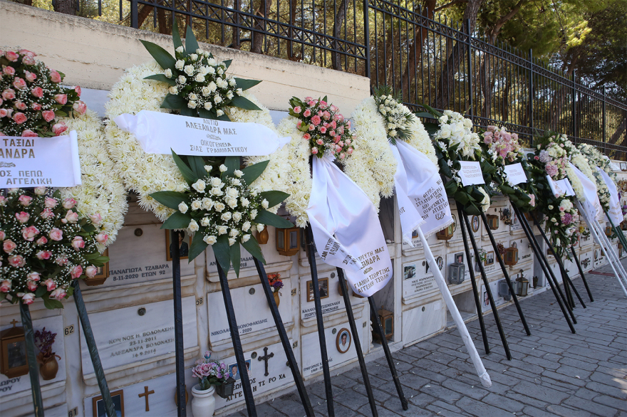 Οι άνθρωποί της αποχαιρετούν την Αλεξάνδρα Νικολαΐδου - Κηδεύεται αυτή την ώρα στο κοιμητήριο Χολαργού
