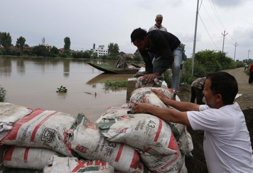 Ινδία: Τουλάχιστον 33 άνθρωποι έχασαν τη ζωή τους από τις πλημμύρες και τις κατολισθήσεις