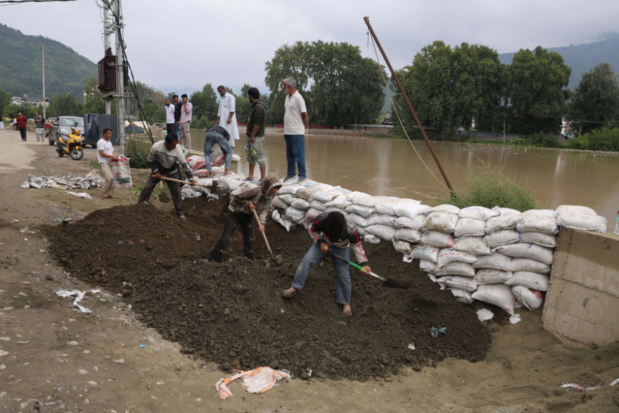 Ινδία: Τουλάχιστον 33 άνθρωποι έχασαν τη ζωή τους από τις πλημμύρες και τις κατολισθήσεις