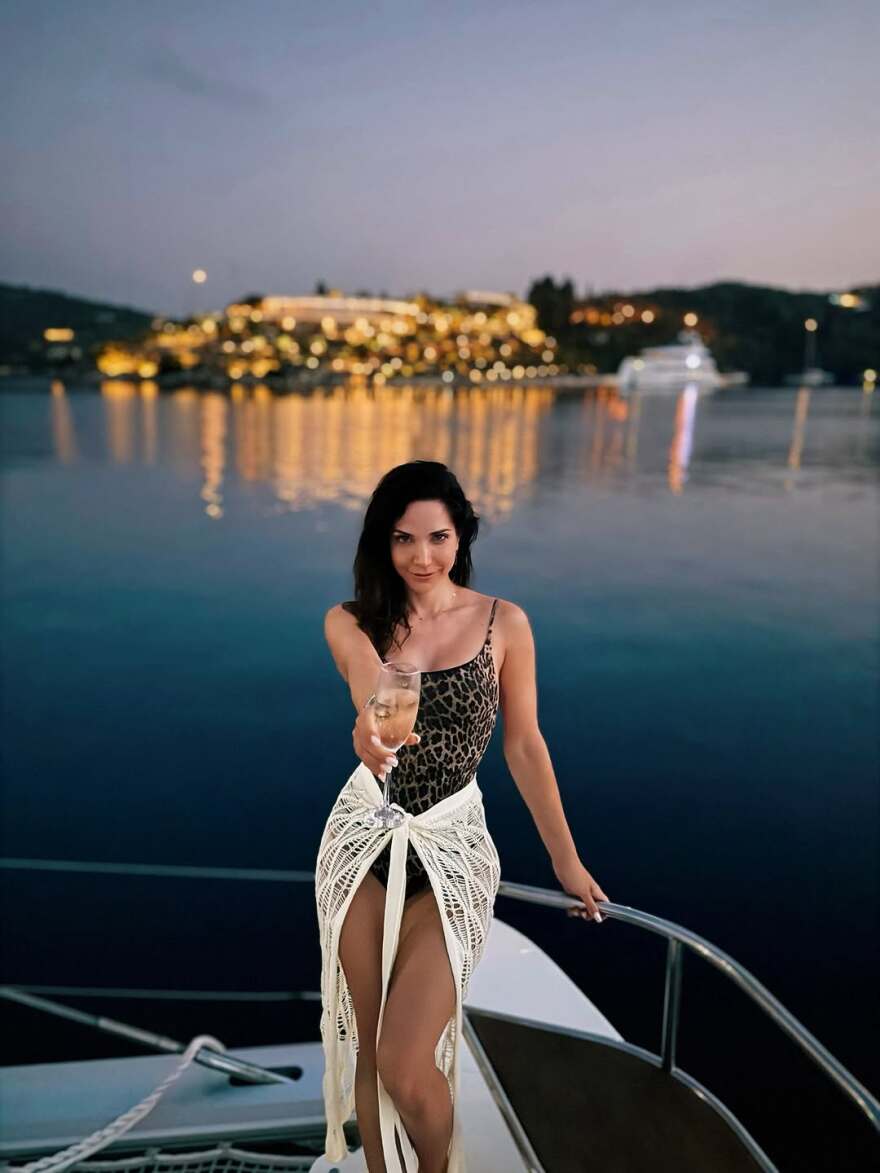 Η Κατερίνα Γερονικολού ποζάρει σε σκάφος τις τελευταίες ημέρες των διακοπών της - Δείτε τις φωτογραφίες