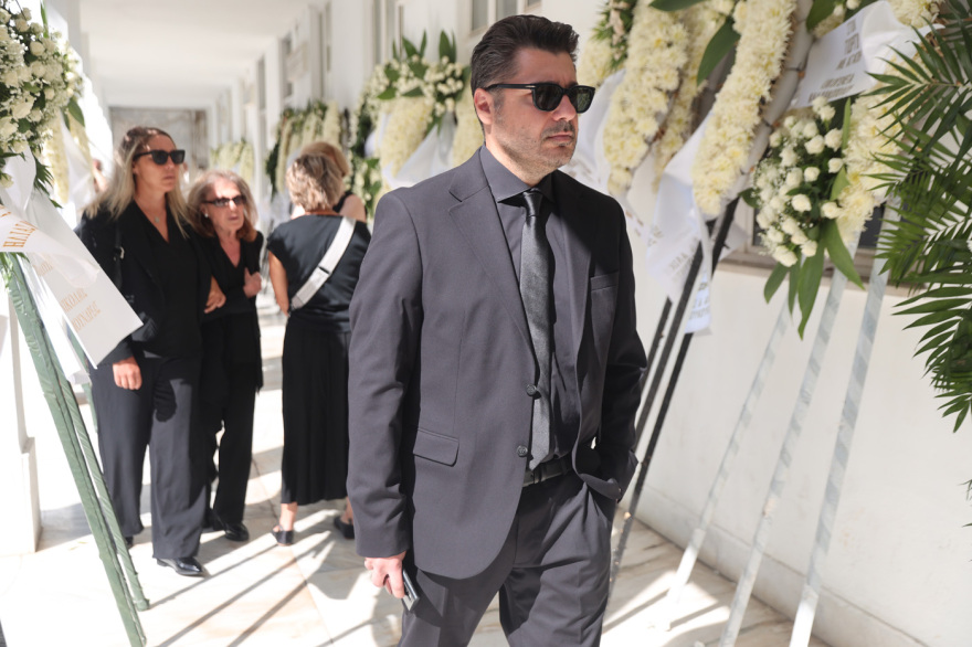 Το τελευταίο αντίο στον Δημήτρη Κωνσταντάρα στο Α' Νεκροταφείο - Δείτε φωτογραφίες