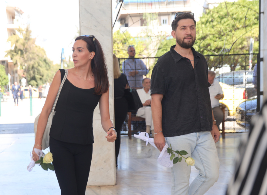 Το τελευταίο αντίο στον Δημήτρη Κωνσταντάρα στο Α' Νεκροταφείο - Δείτε φωτογραφίες