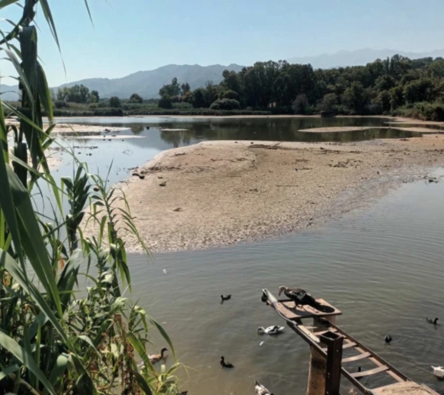 Η λίμνη της Αγυιάς εκπέμπει SOS: Λείπουν 50.000 κυβικά νερού, απειλείται η βιωσιμότητα των καλλιεργειών 