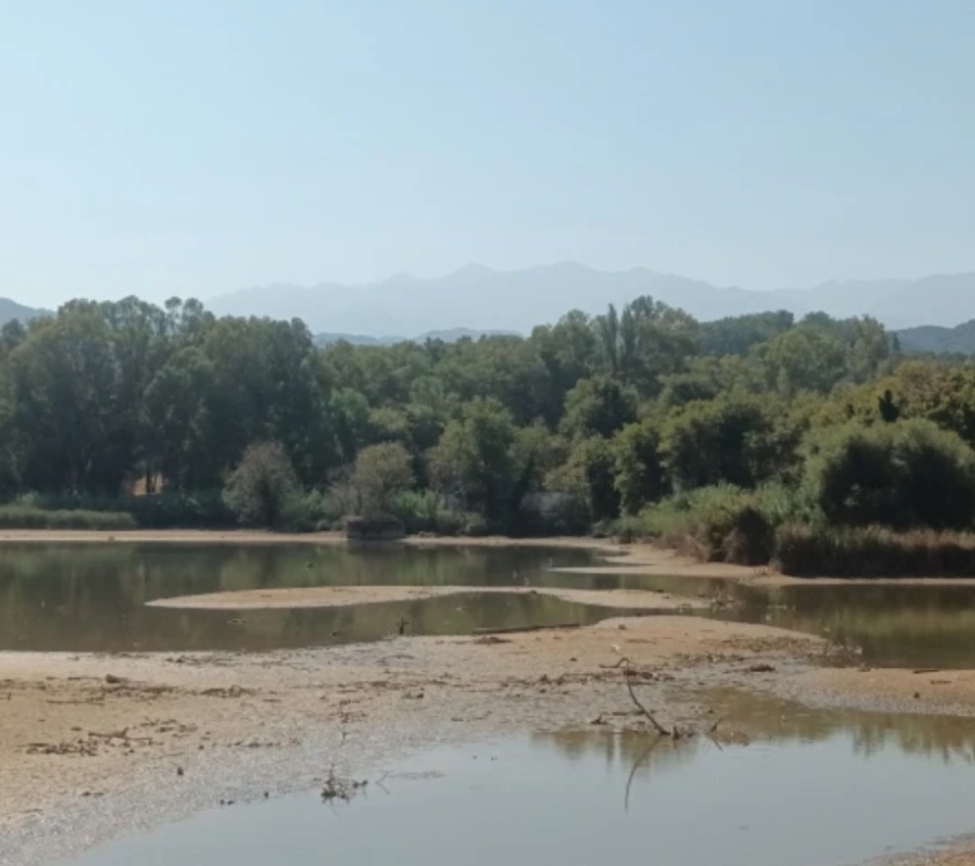 Η λίμνη της Αγυιάς εκπέμπει SOS: Λείπουν 50.000 κυβικά νερού, απειλείται η βιωσιμότητα των καλλιεργειών 