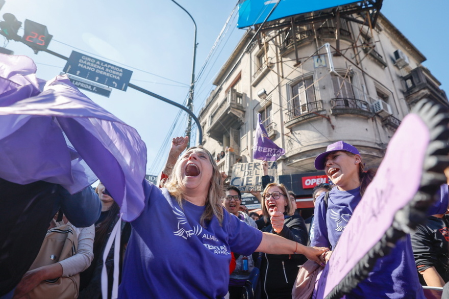 Διαδηλωτές στην Αργεντινή πέταξαν πέτρες και μπουκάλια στον πρόεδρο Μιλέι