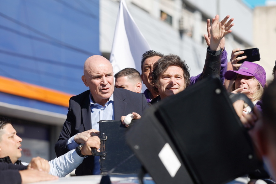 Διαδηλωτές στην Αργεντινή πέταξαν πέτρες και μπουκάλια στον πρόεδρο Μιλέι