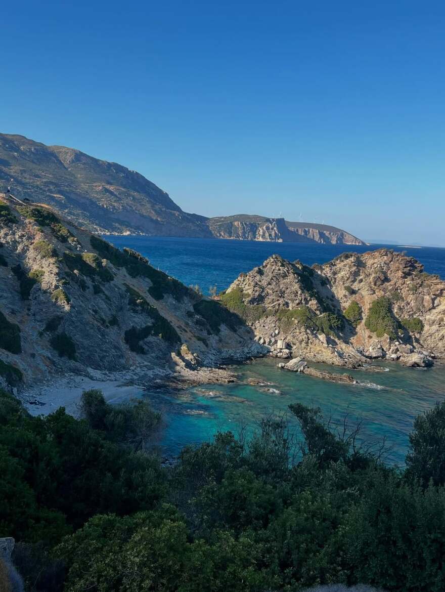 Φωτογραφία: Η Κατερίνα Παπουτσάκη ποζάρει ξαπλωμένη στην άμμο