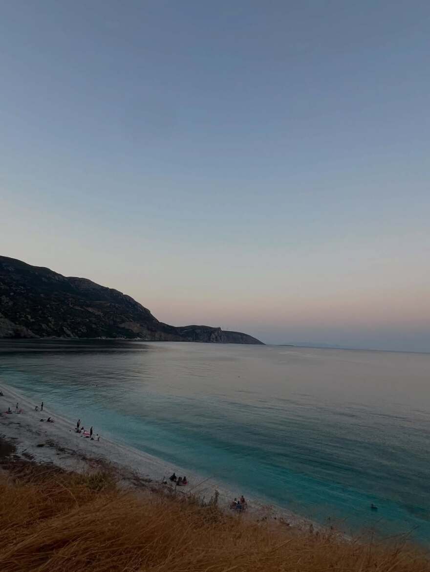 Φωτογραφία: Η Κατερίνα Παπουτσάκη ποζάρει ξαπλωμένη στην άμμο