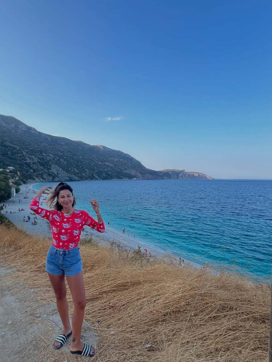 Φωτογραφία: Η Κατερίνα Παπουτσάκη ποζάρει ξαπλωμένη στην άμμο