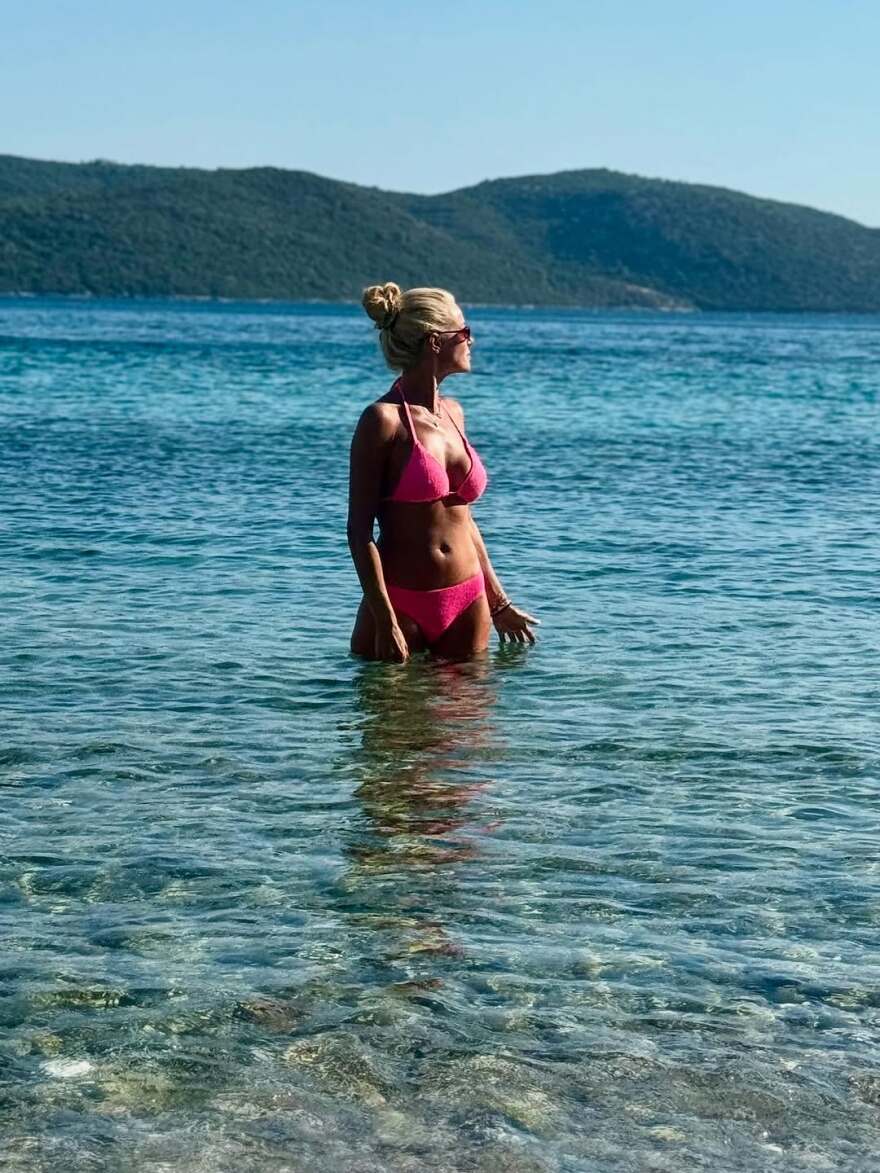 Η Ζέτα Μακρυπούλια δημοσίευσε φωτογραφίες της στη θάλασσα και γράφει «λίγο ακόμα» από τη Σάμο Η Ζέτα Μακρυπούλια δημοσίευσε φωτογραφίες της στη θάλασσα και γράφει «λίγο ακόμα» από τη Σάμο