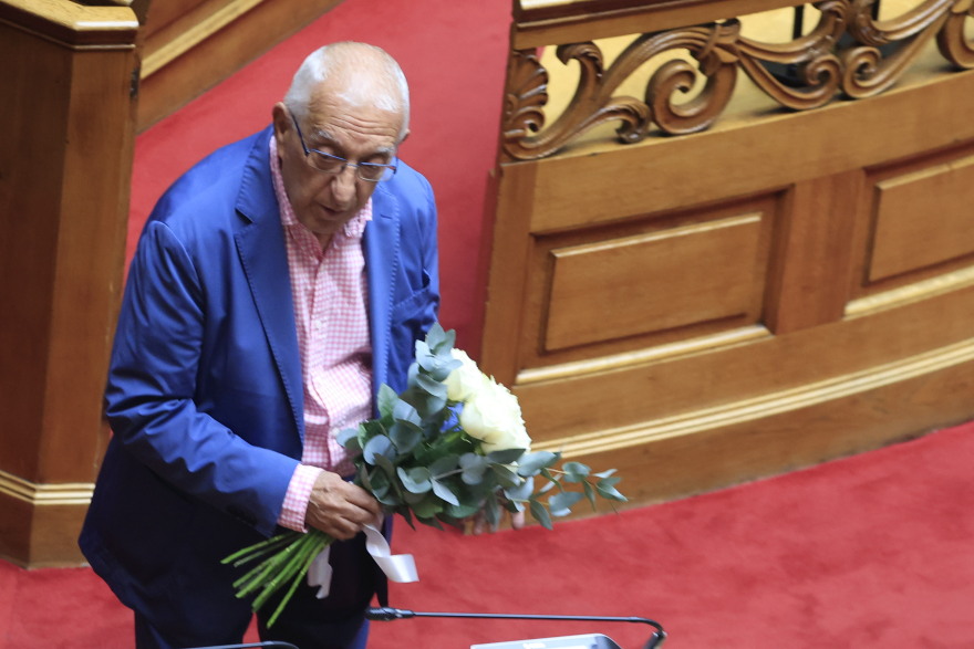 Βουλή: Ενός λεπτού σιγή για τον Απόστολο Βεσυρόπουλο – Ορκίσθηκε η Αραμπατζή