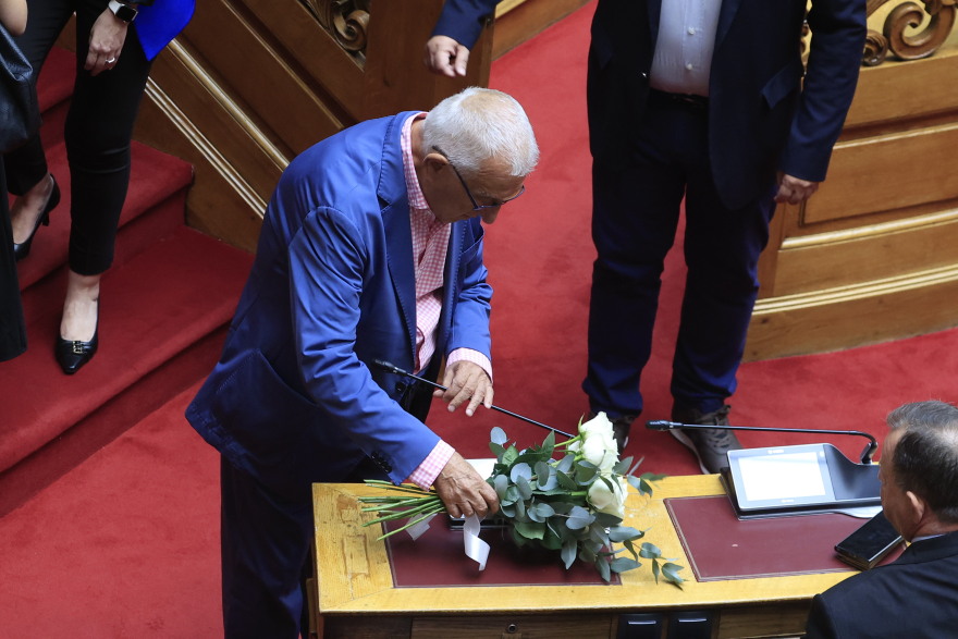 Βουλή: Ενός λεπτού σιγή για τον Απόστολο Βεσυρόπουλο – Ορκίσθηκε η Αραμπατζή
