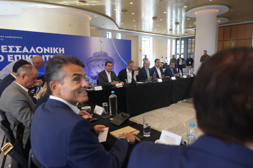 Μπαράζ επαφών Μητσοτάκη στη Θεσσαλονίκη ενόψει ΔΕΘ - Συναντήθηκε με βουλευτές της πόλης, μαζί του το… μισό υπουργικό