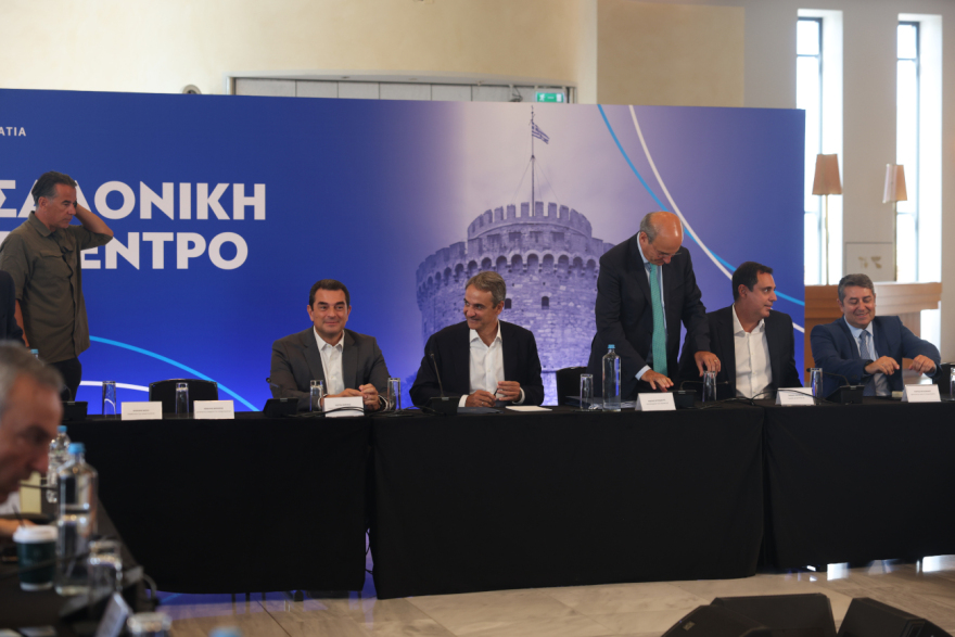 Μπαράζ επαφών Μητσοτάκη στη Θεσσαλονίκη ενόψει ΔΕΘ - Συναντήθηκε με βουλευτές της πόλης, μαζί του το… μισό υπουργικό