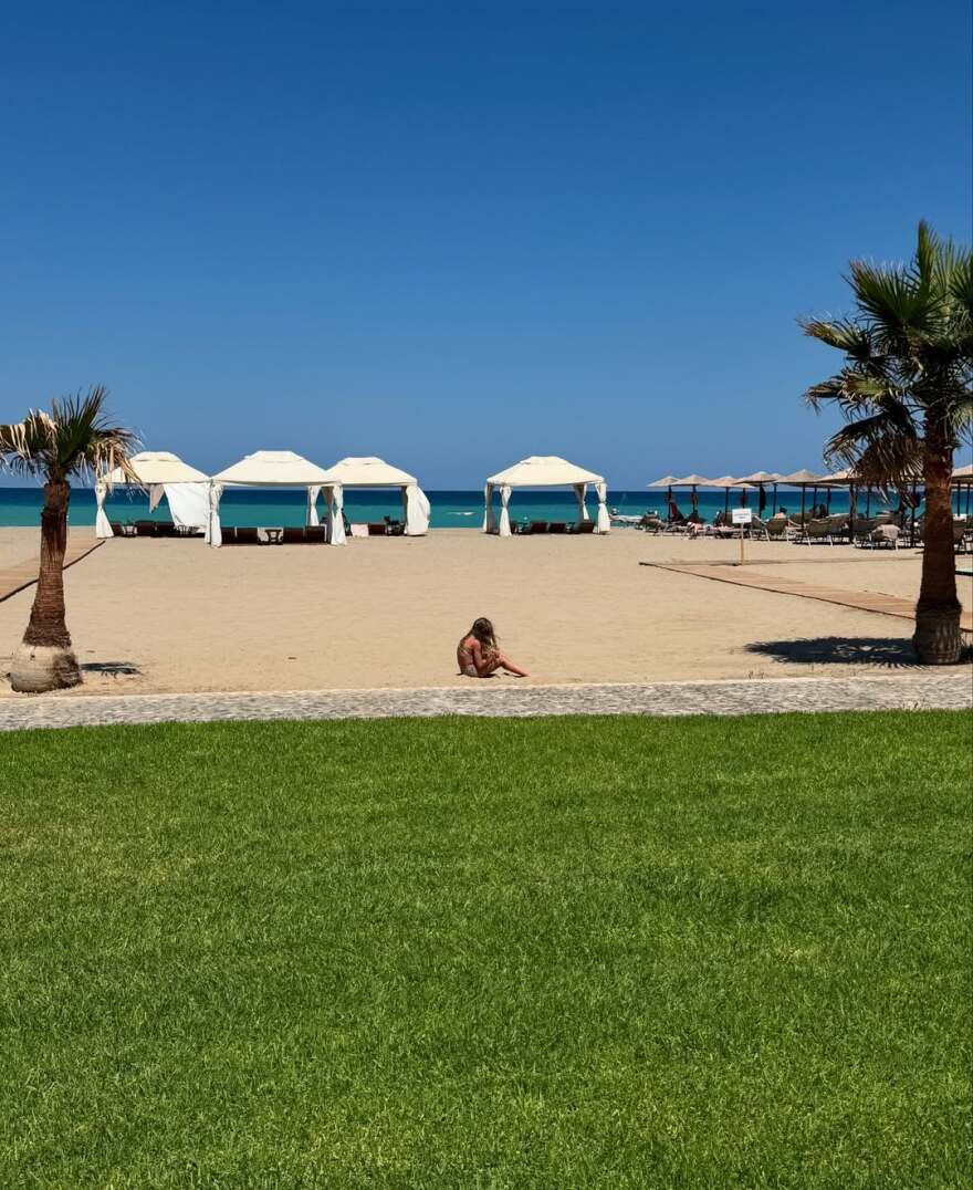 Η Πηνελόπη Αναστασοπούλου και ο Φώτης Μπενάρντο ποζάρουν αγκαλιά στις διακοπές τους λίγο μετά τη 12η επέτειό τους Η Πηνελόπη Αναστασοπούλου και ο Φώτης Μπενάρντο ποζάρουν αγκαλιά στις διακοπές τους λίγο μετά τη 12η επέτειό τους