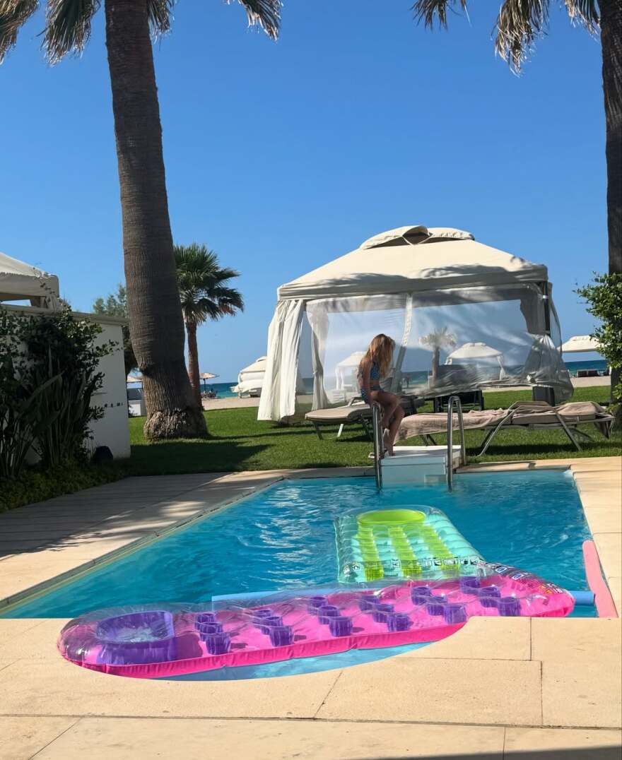 Η Πηνελόπη Αναστασοπούλου και ο Φώτης Μπενάρντο ποζάρουν αγκαλιά στις διακοπές τους λίγο μετά τη 12η επέτειό τους Η Πηνελόπη Αναστασοπούλου και ο Φώτης Μπενάρντο ποζάρουν αγκαλιά στις διακοπές τους λίγο μετά τη 12η επέτειό τους