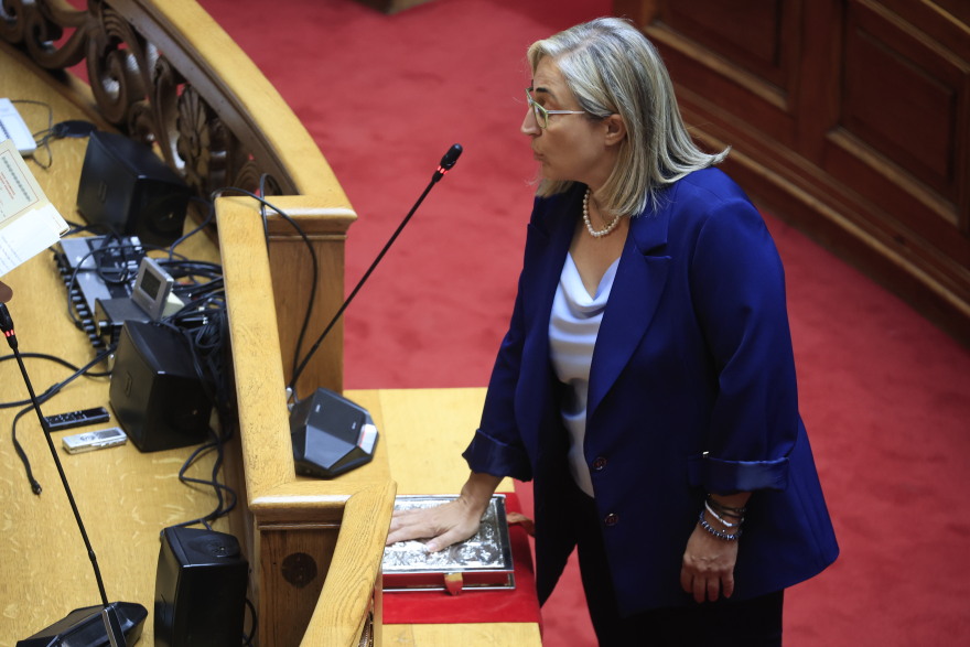 Βουλή: Ενός λεπτού σιγή για τον Απόστολο Βεσυρόπουλο – Ορκίσθηκε η Αραμπατζή