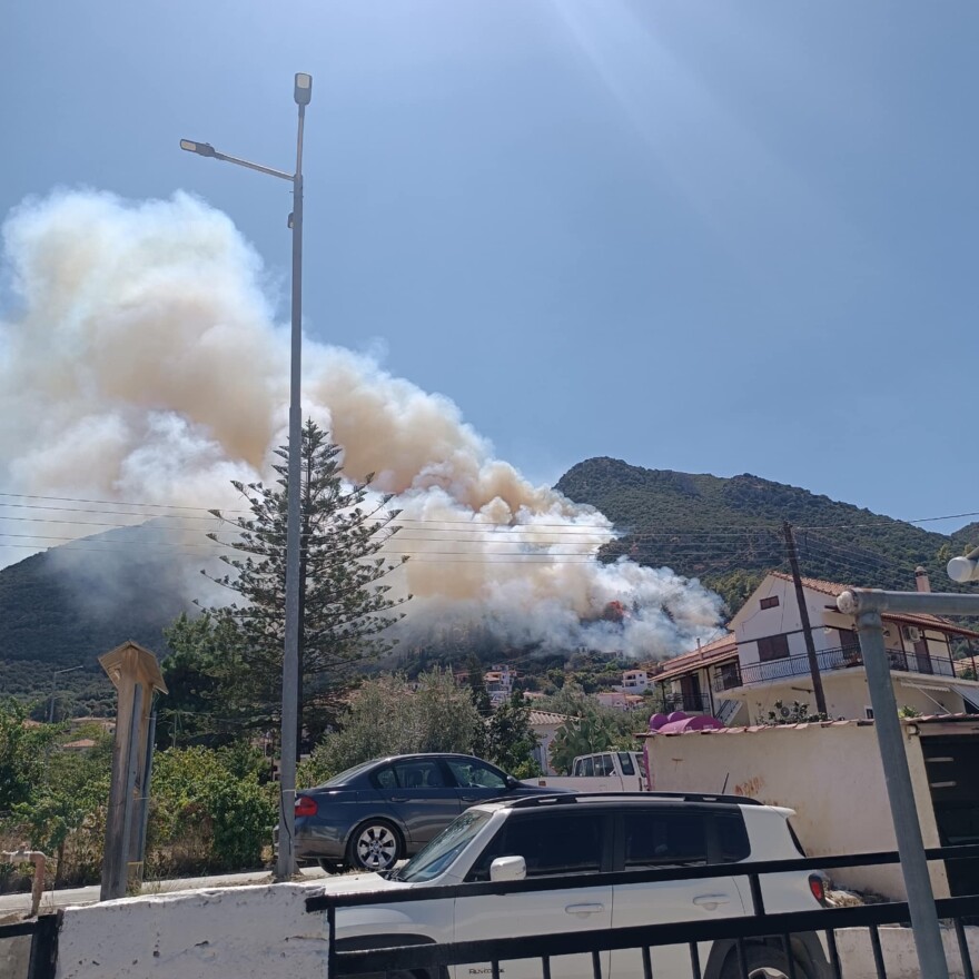 Φωτιά τώρα σε δάσος στο Διαβολογέφυρο Τροιζήνας - Σηκώθηκαν 6 εναέρια, δείτε βίντεο