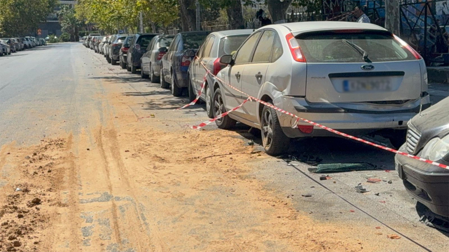 Τρελή πορεία αυτοκινήτου στη Θεσσαλονίκη: Έπεσε πάνω σε σταθμευμένα ΙΧ, συνελήφθη ο 31χρονος οδηγός - Δείτε βίντεο
