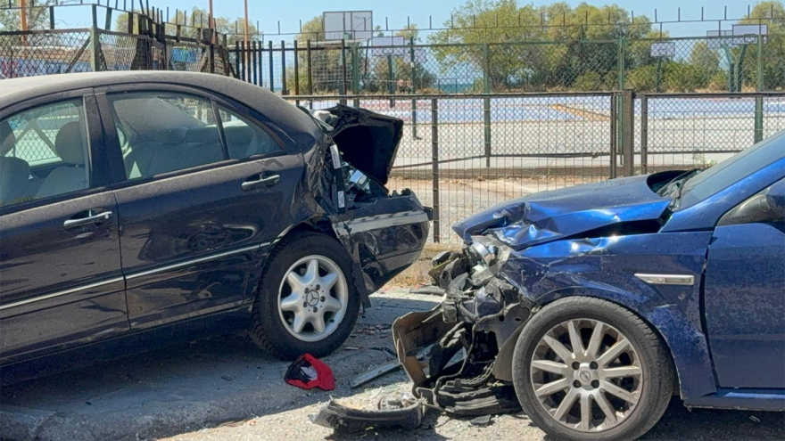 Τρελή πορεία αυτοκινήτου στη Θεσσαλονίκη: Έπεσε πάνω σε σταθμευμένα ΙΧ, συνελήφθη ο 31χρονος οδηγός - Δείτε βίντεο
