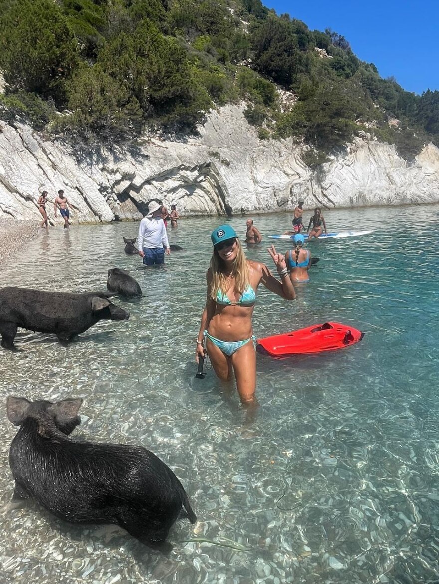 Η Μαριέττα Χρουσαλά κολύμπησε στην Άτοκο δίπλα σε γουρούνια - Δείτε φωτογραφίες