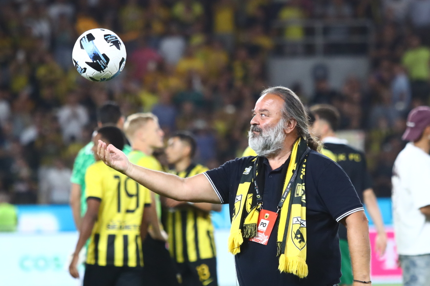 AEK: Με τη μπάλα του αγώνα με τη Άντερλεχτ πήγε στα αποδυτήρια ο Ηλιόπουλος να πανηγυρίσει την πρόκριση 