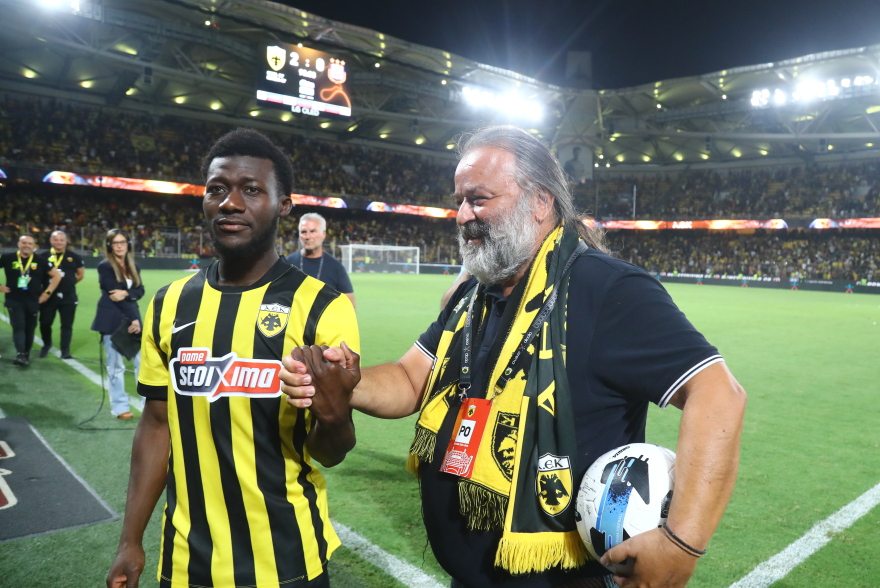 AEK: Με τη μπάλα του αγώνα με τη Άντερλεχτ πήγε στα αποδυτήρια ο Ηλιόπουλος να πανηγυρίσει την πρόκριση 