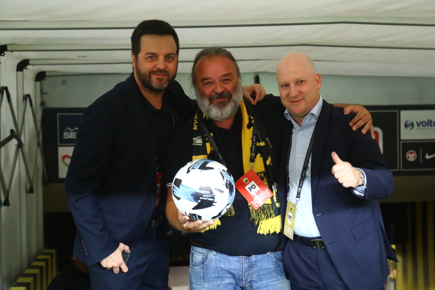 AEK: Με τη μπάλα του αγώνα με τη Άντερλεχτ πήγε στα αποδυτήρια ο Ηλιόπουλος να πανηγυρίσει την πρόκριση 