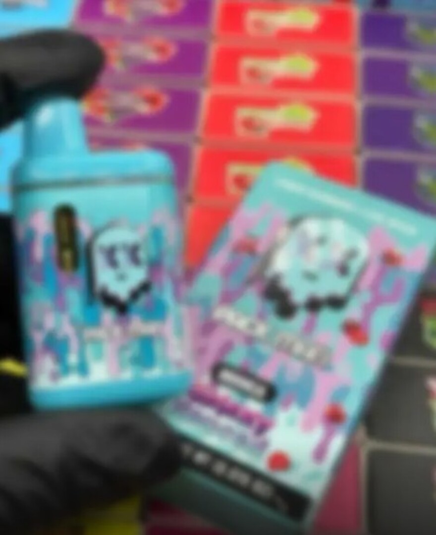 Έφερνε με το ταχυδρομείο από τις ΗΠΑ συσκευές ατμίσματος με κάνναβη - Θα τις διακινούσε σε ανήλικους στα Εξάρχεια