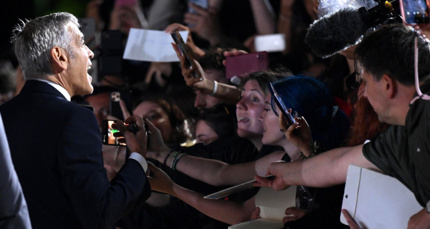 Τζορτζ Κλούνεϊ: Η εντυπωσιακή εμφάνιση με τη σύζυγό του στο κόκκινο χαλί του Φεστιβάλ Βενετίας