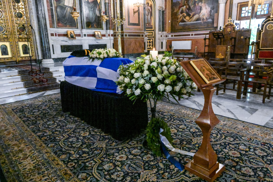 Αυτή την ώρα το τελευταίο «αντίο» στον Πυλαρινό στην Μητρόπολη