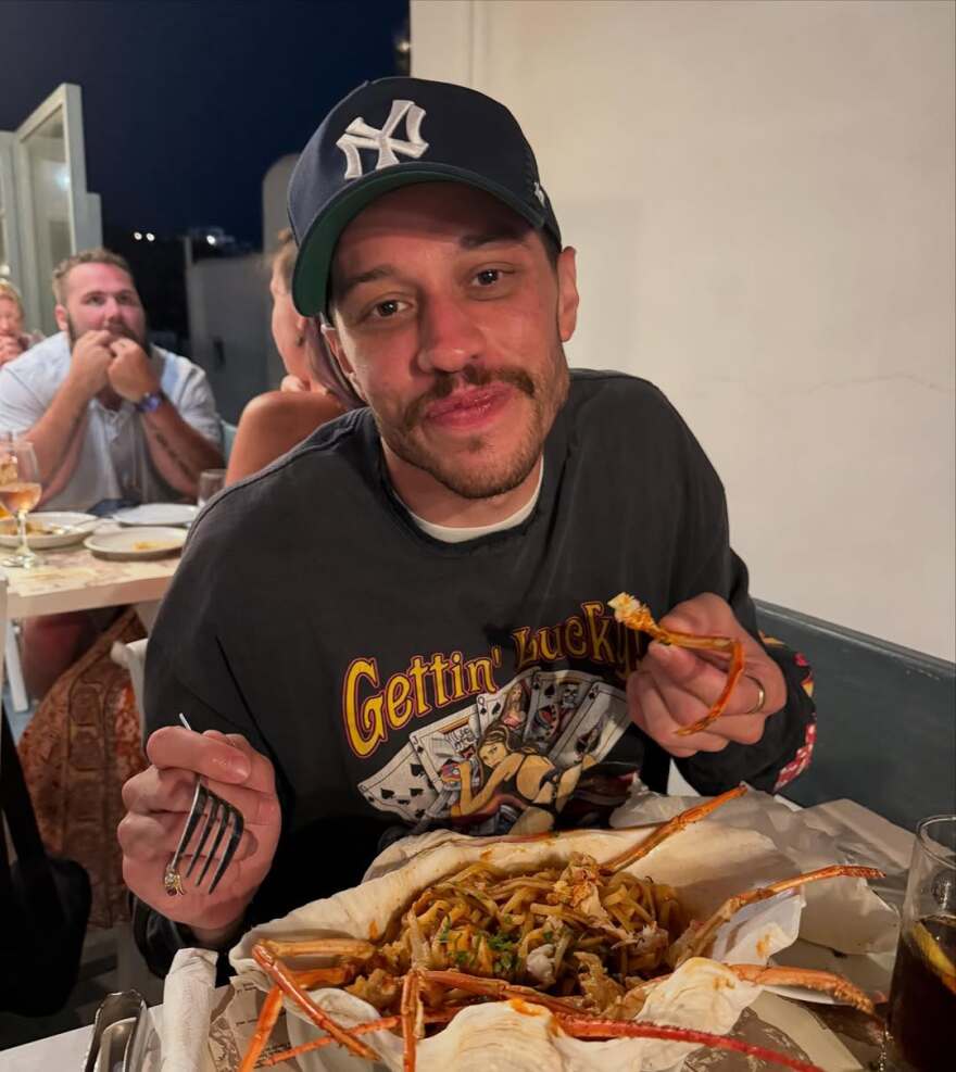 H Έλσι Χιούιτ ποζάρει στον καθρέφτη με φουσκωμένη κοιλιά - Οι φωτογραφίες από τις διακοπές της με τον Πιτ Ντέιβιντσον