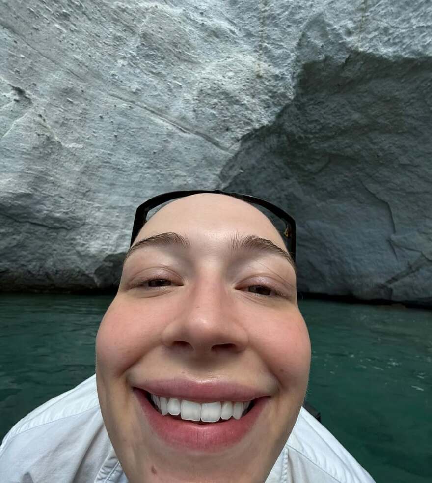 H Έλσι Χιούιτ ποζάρει στον καθρέφτη με φουσκωμένη κοιλιά - Οι φωτογραφίες από τις διακοπές της με τον Πιτ Ντέιβιντσον