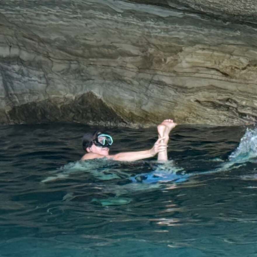 H Έλσι Χιούιτ ποζάρει στον καθρέφτη με φουσκωμένη κοιλιά - Οι φωτογραφίες από τις διακοπές της με τον Πιτ Ντέιβιντσον