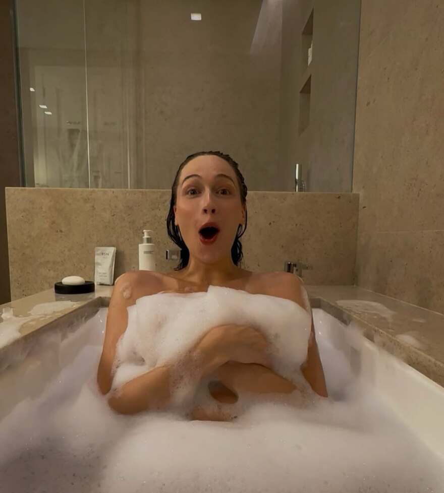 H Έλσι Χιούιτ ποζάρει στον καθρέφτη με φουσκωμένη κοιλιά - Οι φωτογραφίες από τις διακοπές της με τον Πιτ Ντέιβιντσον