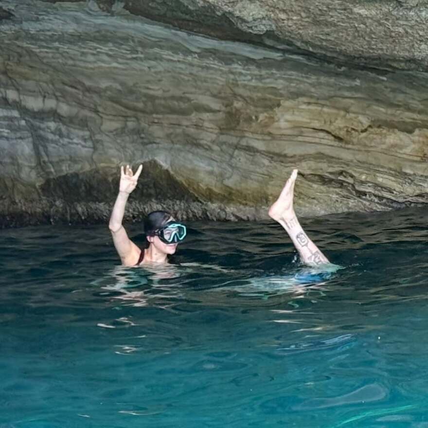 H Έλσι Χιούιτ ποζάρει στον καθρέφτη με φουσκωμένη κοιλιά - Οι φωτογραφίες από τις διακοπές της με τον Πιτ Ντέιβιντσον