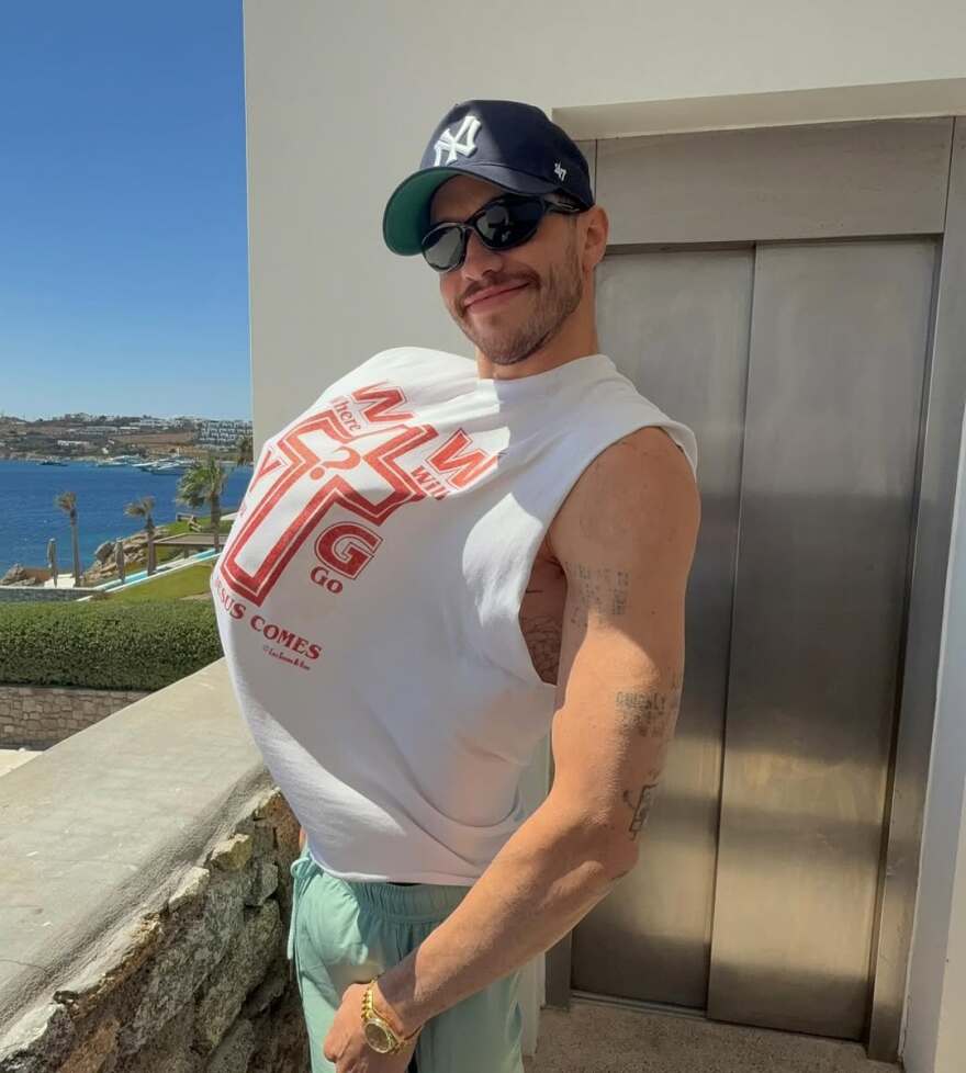 H Έλσι Χιούιτ ποζάρει στον καθρέφτη με φουσκωμένη κοιλιά - Οι φωτογραφίες από τις διακοπές της με τον Πιτ Ντέιβιντσον