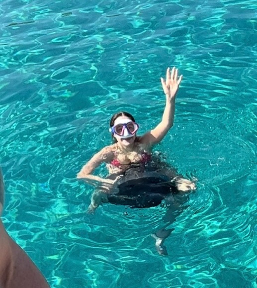 H Έλσι Χιούιτ ποζάρει στον καθρέφτη με φουσκωμένη κοιλιά - Οι φωτογραφίες από τις διακοπές της με τον Πιτ Ντέιβιντσον