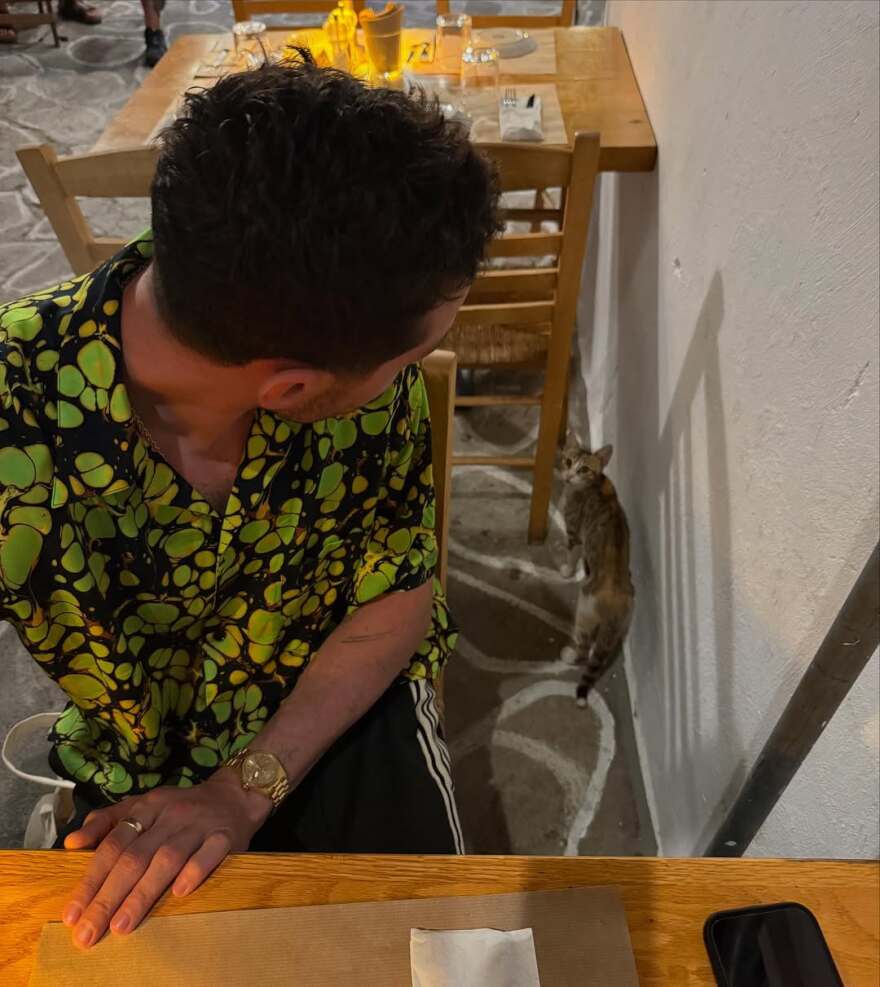 H Έλσι Χιούιτ ποζάρει στον καθρέφτη με φουσκωμένη κοιλιά - Οι φωτογραφίες από τις διακοπές της με τον Πιτ Ντέιβιντσον