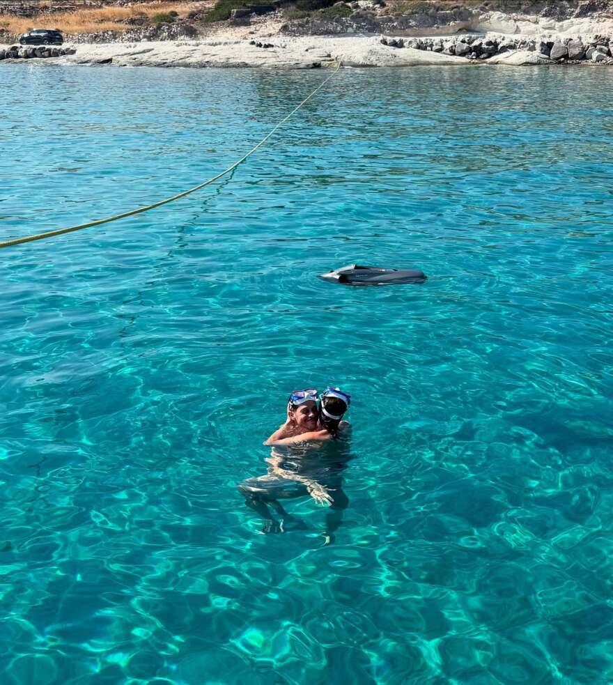 H Έλσι Χιούιτ ποζάρει στον καθρέφτη με φουσκωμένη κοιλιά - Οι φωτογραφίες από τις διακοπές της με τον Πιτ Ντέιβιντσον