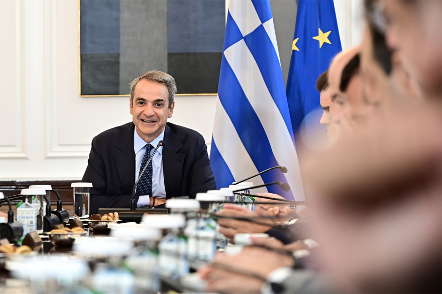 Φωτογραφίες από το πρώτο υπουργικό συμβούλιο μετά τις διακοπές: Πηγαδάκια, χαμόγελα και μπλε φάκελοι