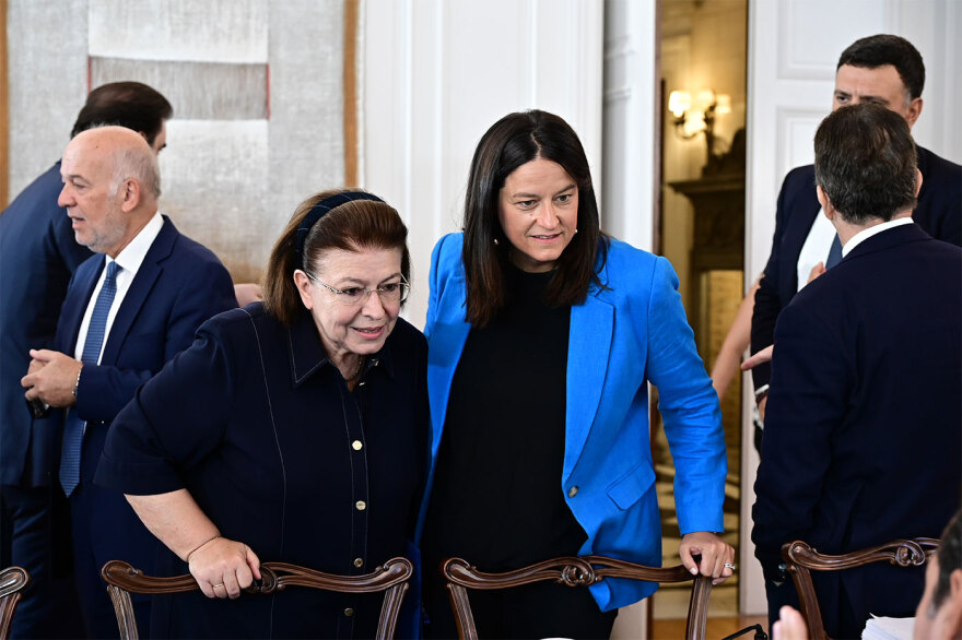 Φωτογραφίες από το πρώτο υπουργικό συμβούλιο μετά τις διακοπές: Πηγαδάκια, χαμόγελα και μπλε φάκελοι